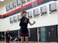 九游娱乐网址-包含美媒调侃杨瀚森退出夏联：明天有球迷会哭到了现场却发现杨不打的词条
