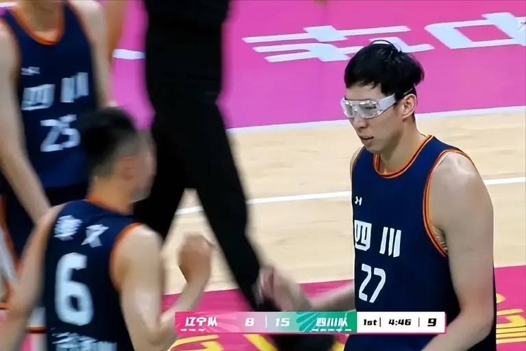 四川男篮成功防守稳住领先，全员奋战取胜