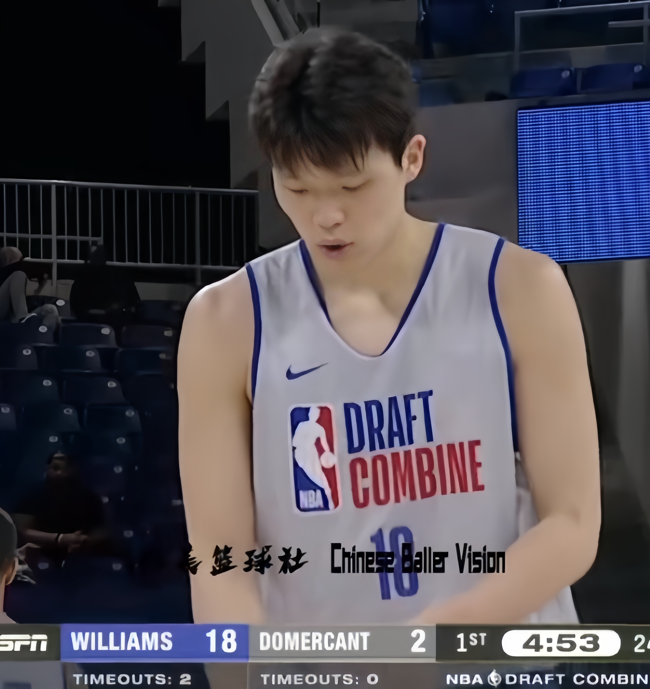 杨瀚森高位策应传球失误被换下，双手掩面略显沮丧