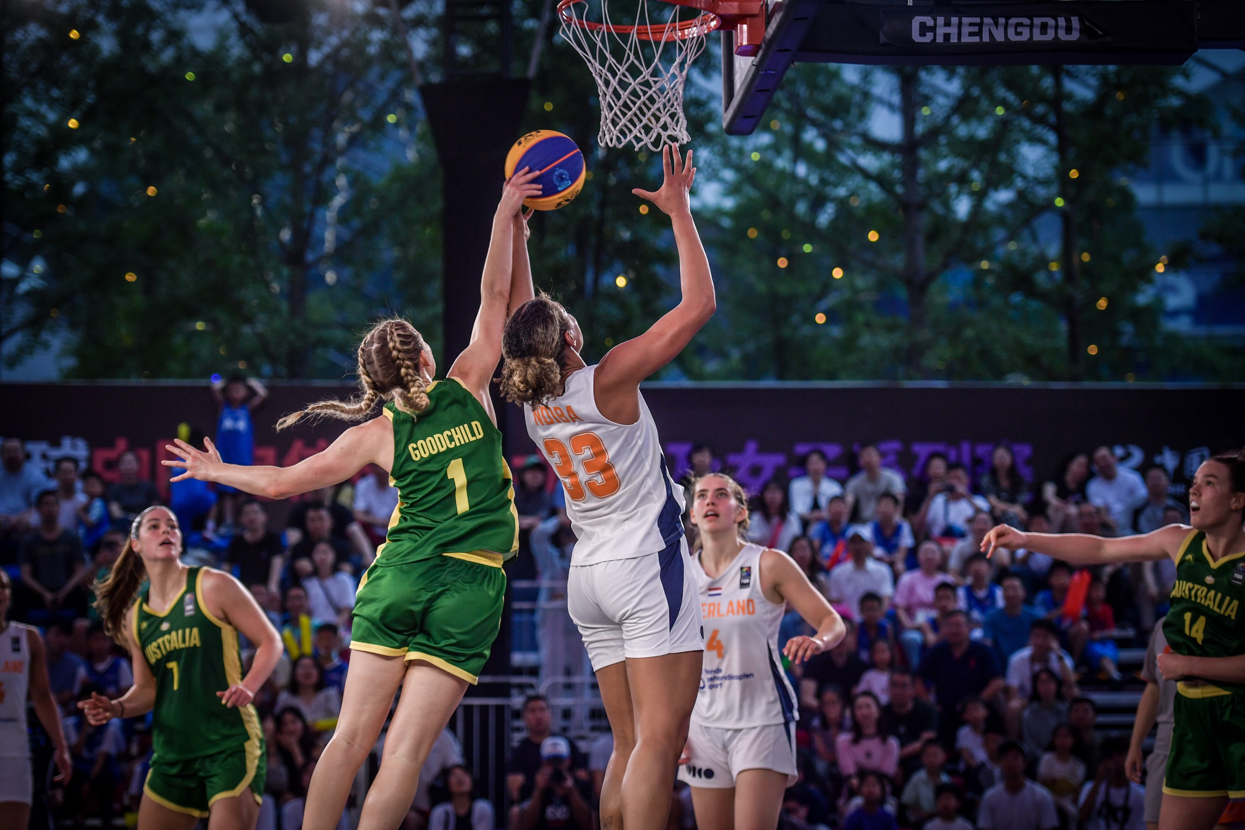 包含FIBA分享三篮世界杯过人精彩瞬间：谁来都是背景板的词条